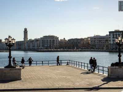 Spostandoci infine sul lato est del molo si apre una vista meravigliosa che abbraccia tutto lo �skyline� del litorale barese. Approfittando di un largo pontile che si protende in mare 20 metri, da qui � possibile ammirare i palazzi in stile liberty del lungomare Araldo di Crollalanza e quelli razionalisti del lungomare Nazario Sauro, su cui spicca l�eclettica torre del Palazzo della Provincia